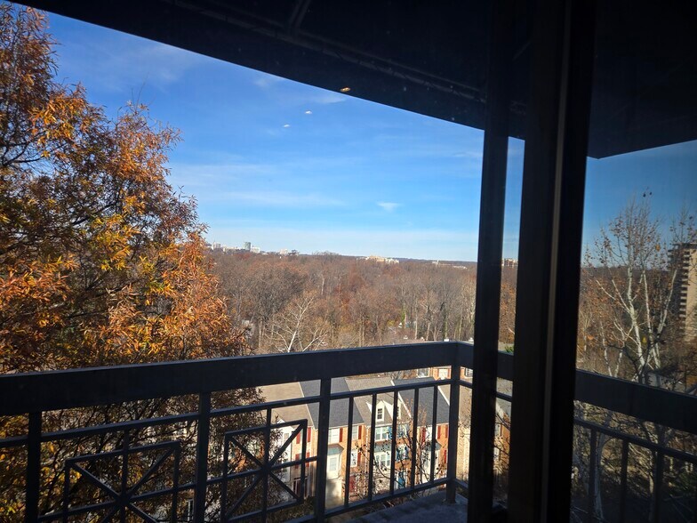 Kitchen Balcony - 5450 Whitley Park Ter