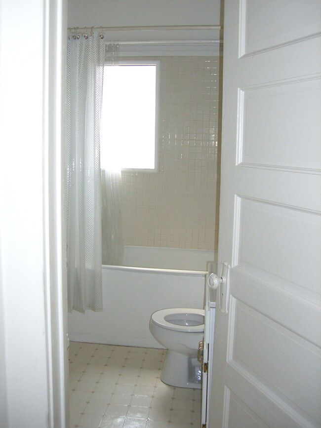 Bathroom with Tub/Shower - 6200 De Longpre Ave