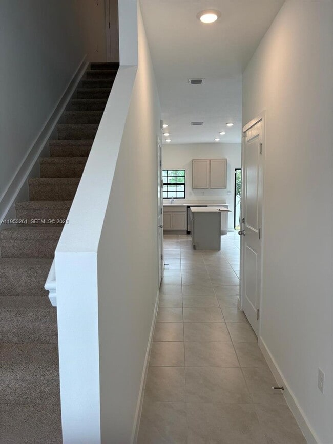 Building Photo - 609 W Davis Pkwy