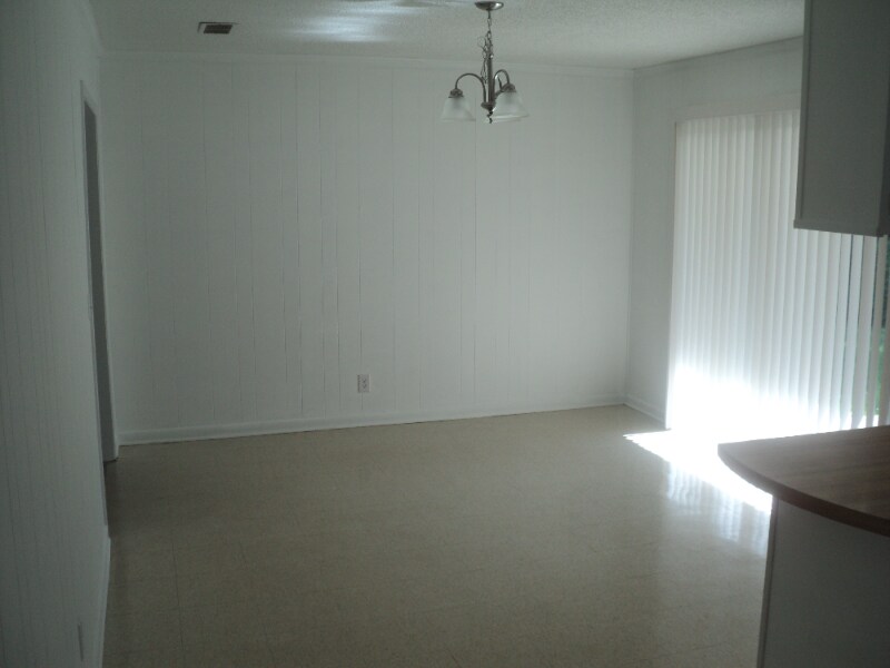 Building Photo - 343 Bonnie Dr