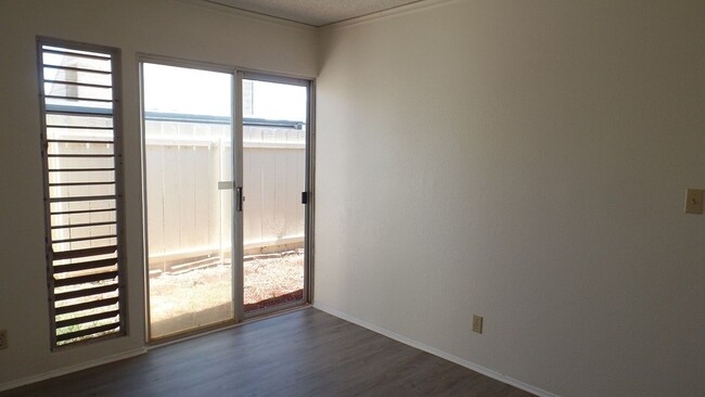 Building Photo - 2 bedroom + loft bedroom, 1 bath, 2 parkin...