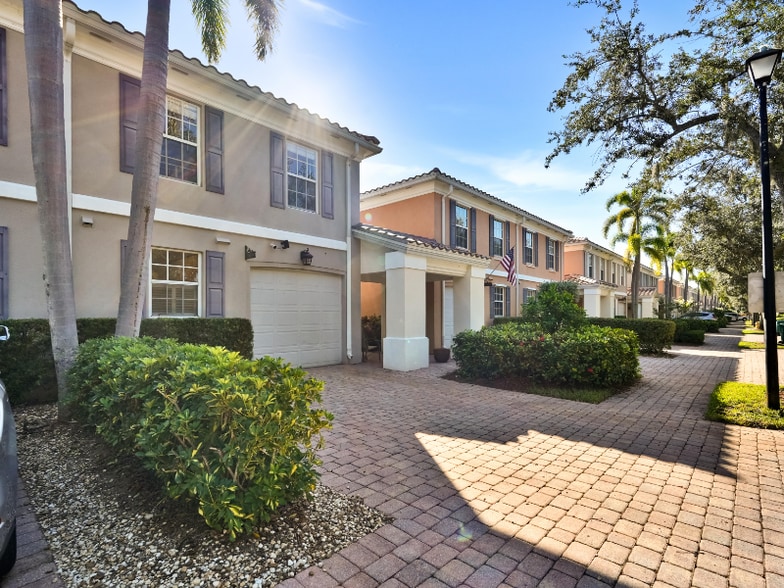 Building Photo - 5609 Cove Cir