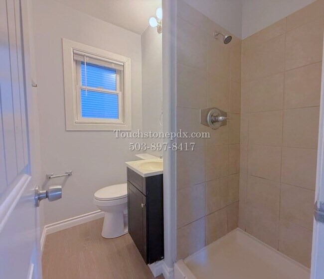 Building Photo - Brentwood-Darlington 2 Bed Apartment with Classic Charm and Parking