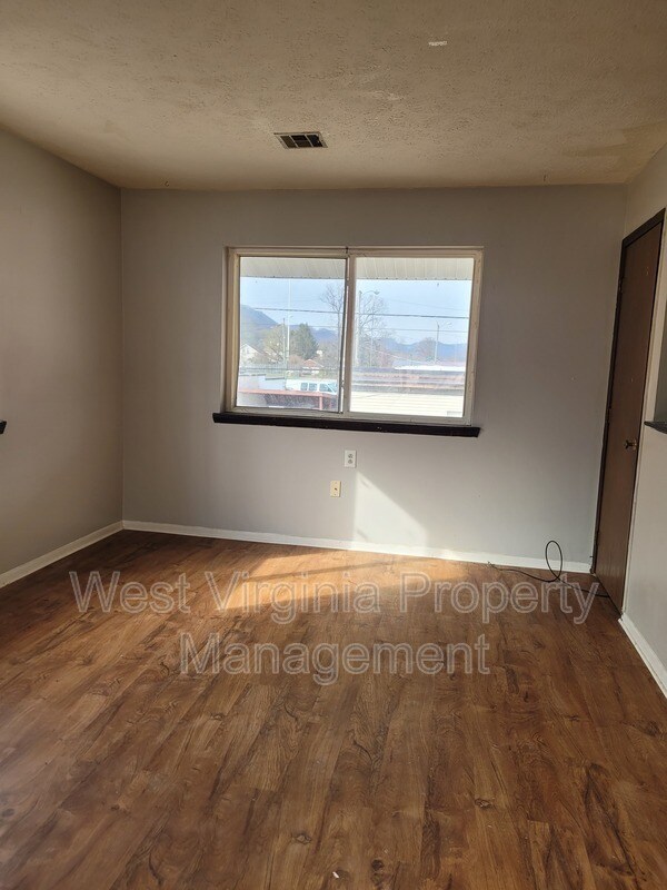 Building Photo - 130 Elm St