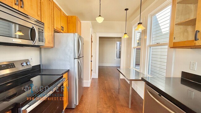 Building Photo - SOMA Top Floor Condominium for Immediate L...