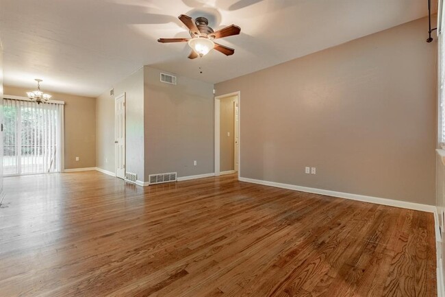 Building Photo - 2108 Henderson Dr