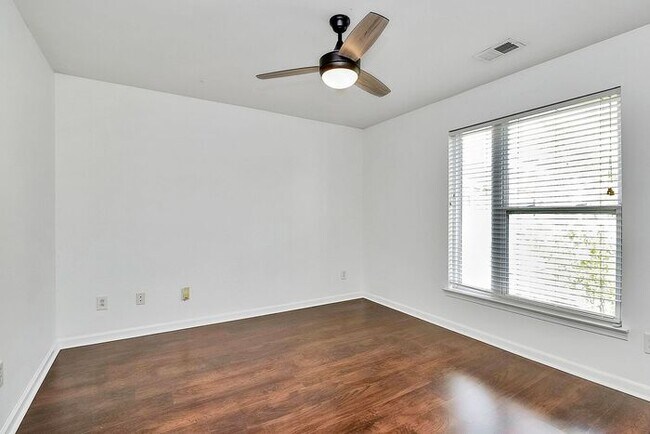 Building Photo - Spacious 2BD/2.5BA Condo in NODA!