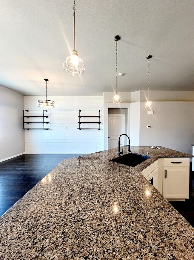 Building Photo - 7376 Peachleaf Dr