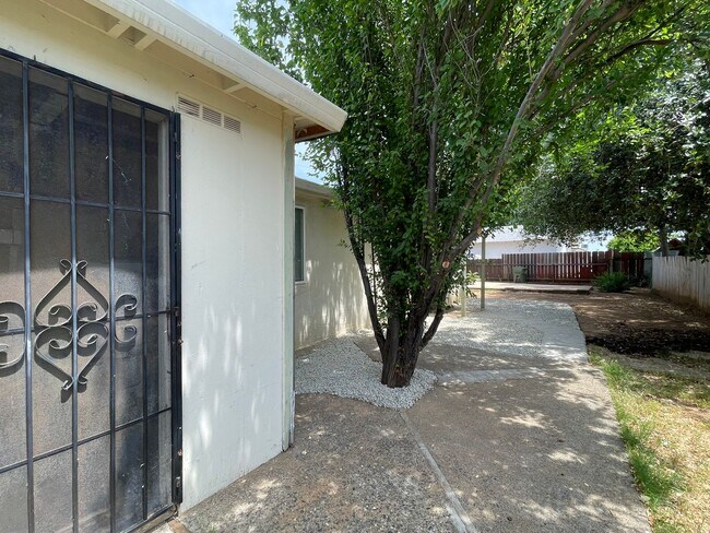 Building Photo - 605 Leila Ave