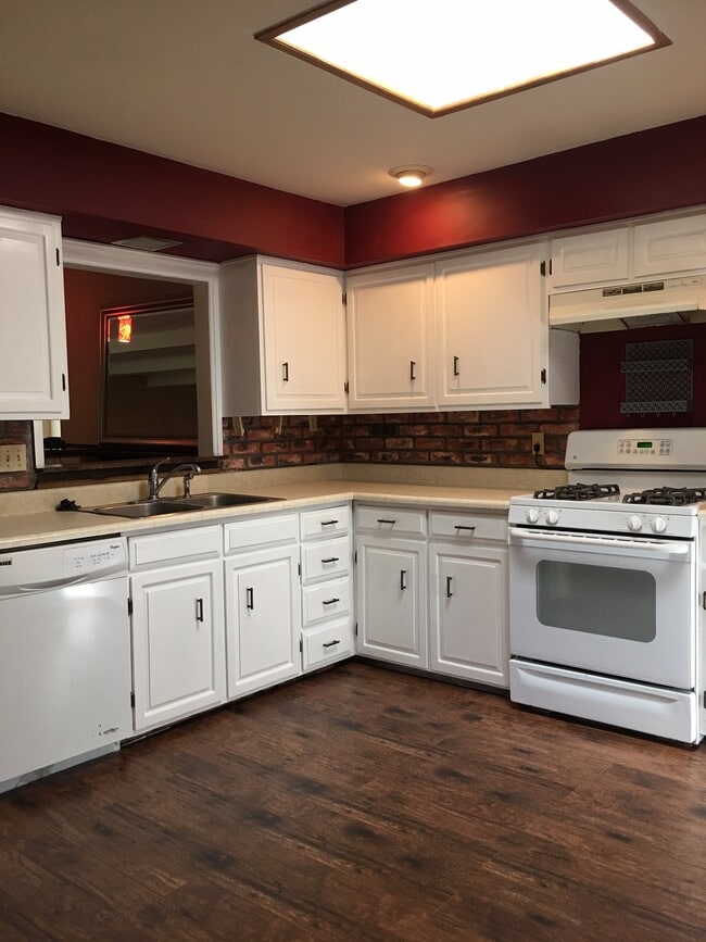 Building Photo - 12381 Sunset Ave