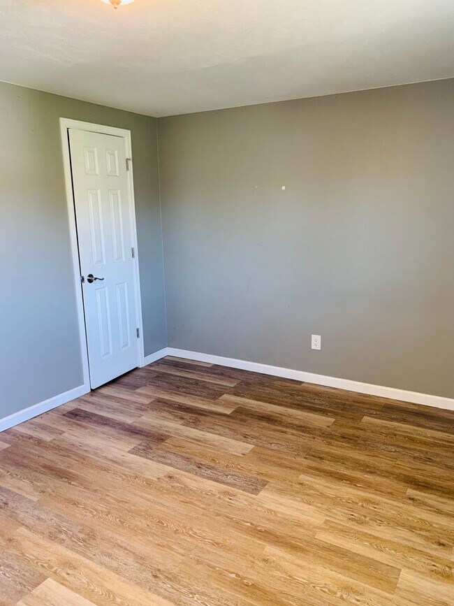 Building Photo - Updated 2 Bedroom 1.5 Bath in Westminster