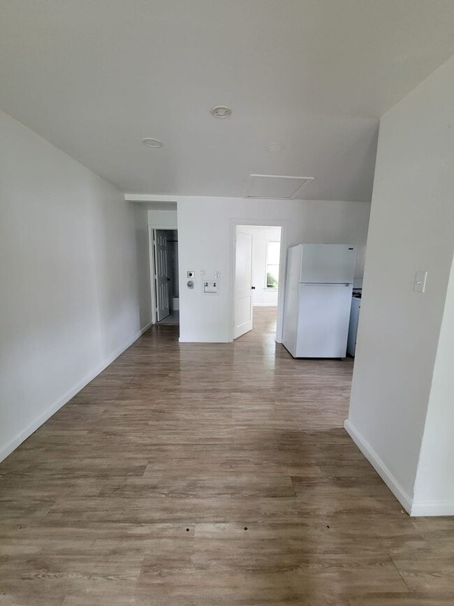 Building Photo - For Rent: Charming 2 Bed / 1 Bath Duplex with Backyard. We accept section 8.