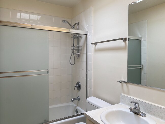 Building Photo - HUGE Charming 2BR/1BA Flat! Downtown! Laundry On-Site! Parking! -PROGRESSIVE