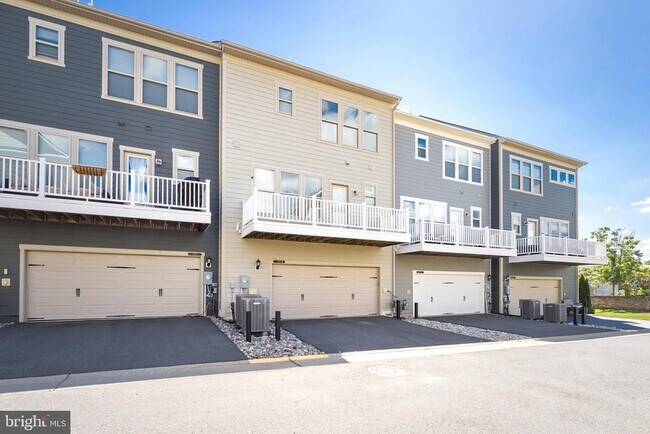 Building Photo - 1705 Cottonwood Grove Rd