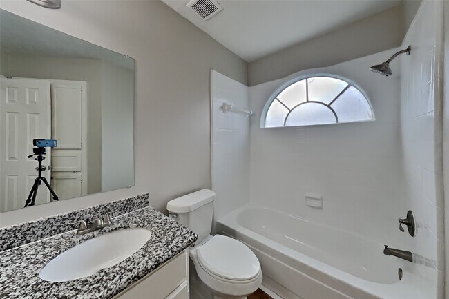 Building Photo - 7918 Hidden Oaks Ln