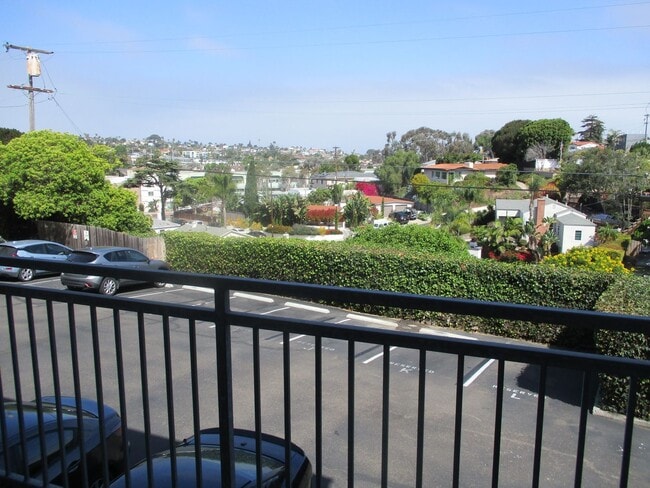 Building Photo - Desirable & Spacious Pt Loma Fully Updated 1 BDR 1 BA Apartment