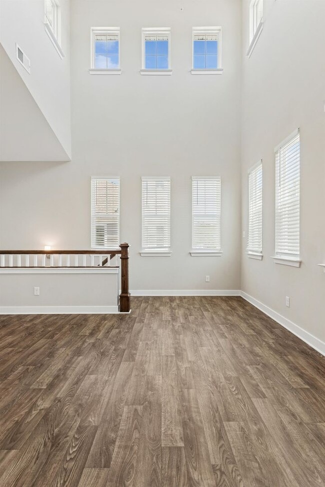 Building Photo - End Unit 2BR Condo with Garage, Balcony & Open Living