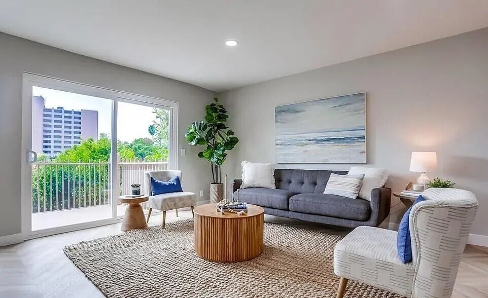 Building Photo - 2600 Torrey Pines Rd