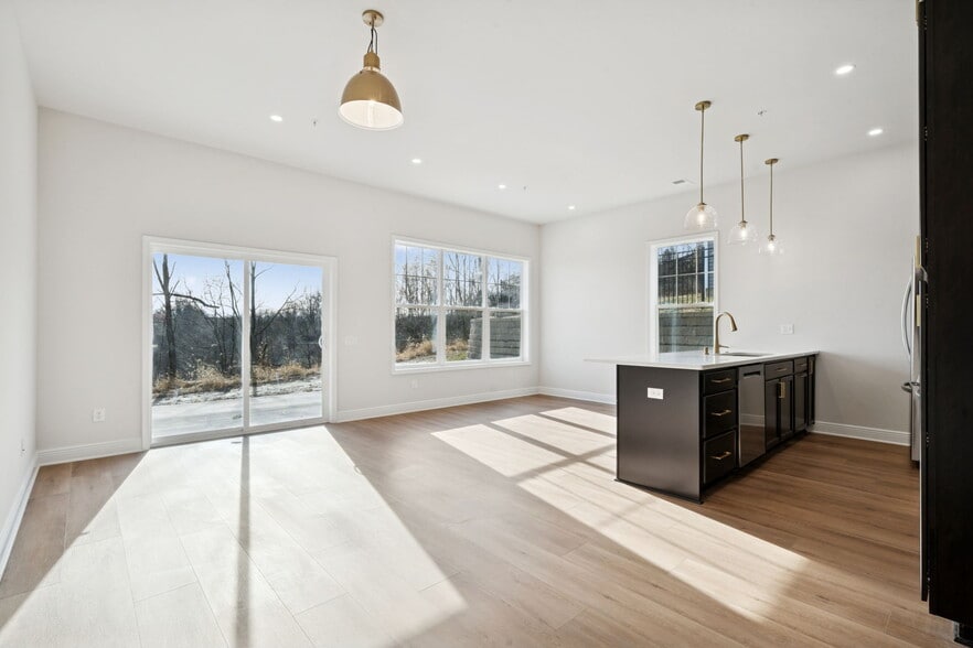 Building Photo - 2215 Lebanon Dr