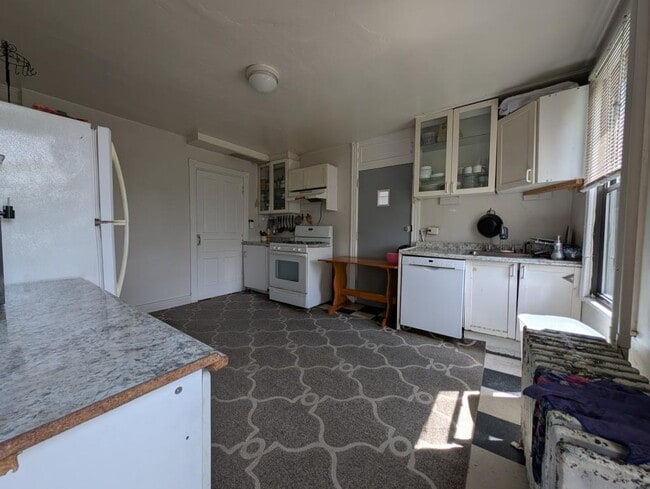 Building Photo - 5158 Hillcrest St