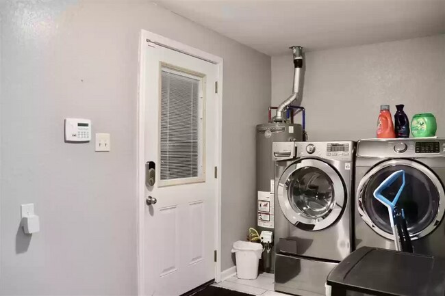 Building Photo - 4904 E Highland Dr