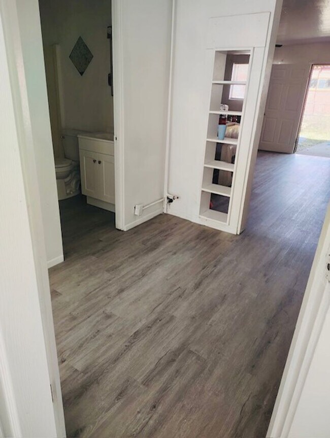 Building Photo - 501 Harrison Dr