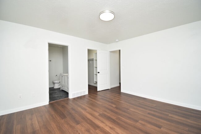 Building Photo - Newly Remodeled Magna Gem with New Appliances & Easy Freeway Access!!