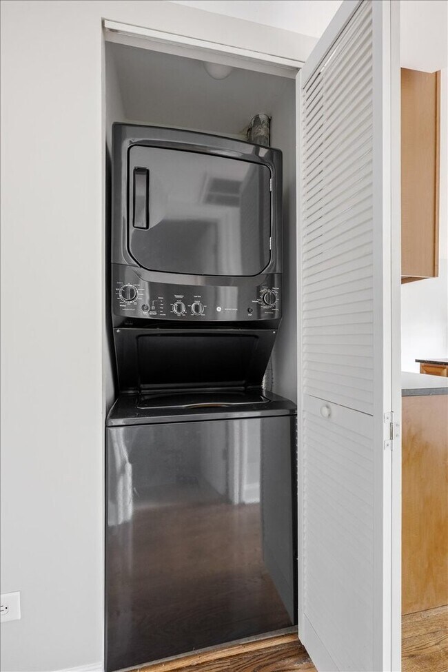 Building Photo - 1343 W Winona St