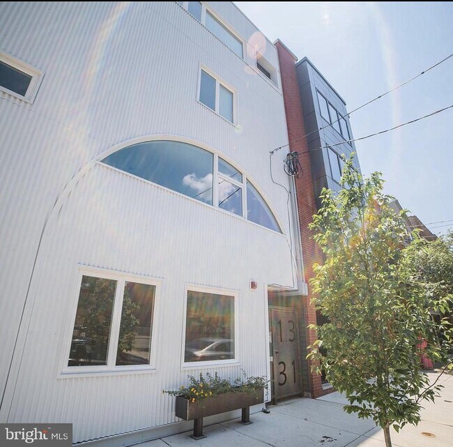 Building Photo - 1331 N Randolph St