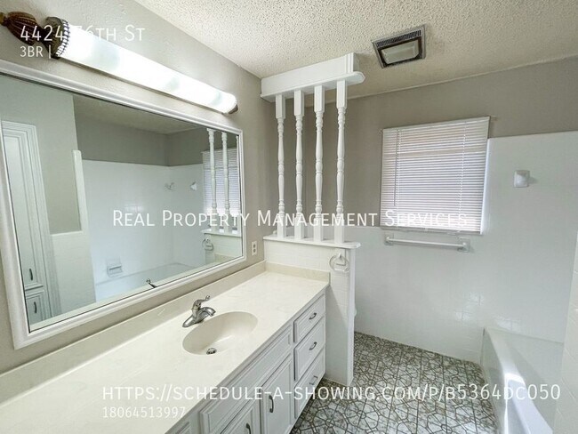 Building Photo - Large 3/2 in Quaker Heights
