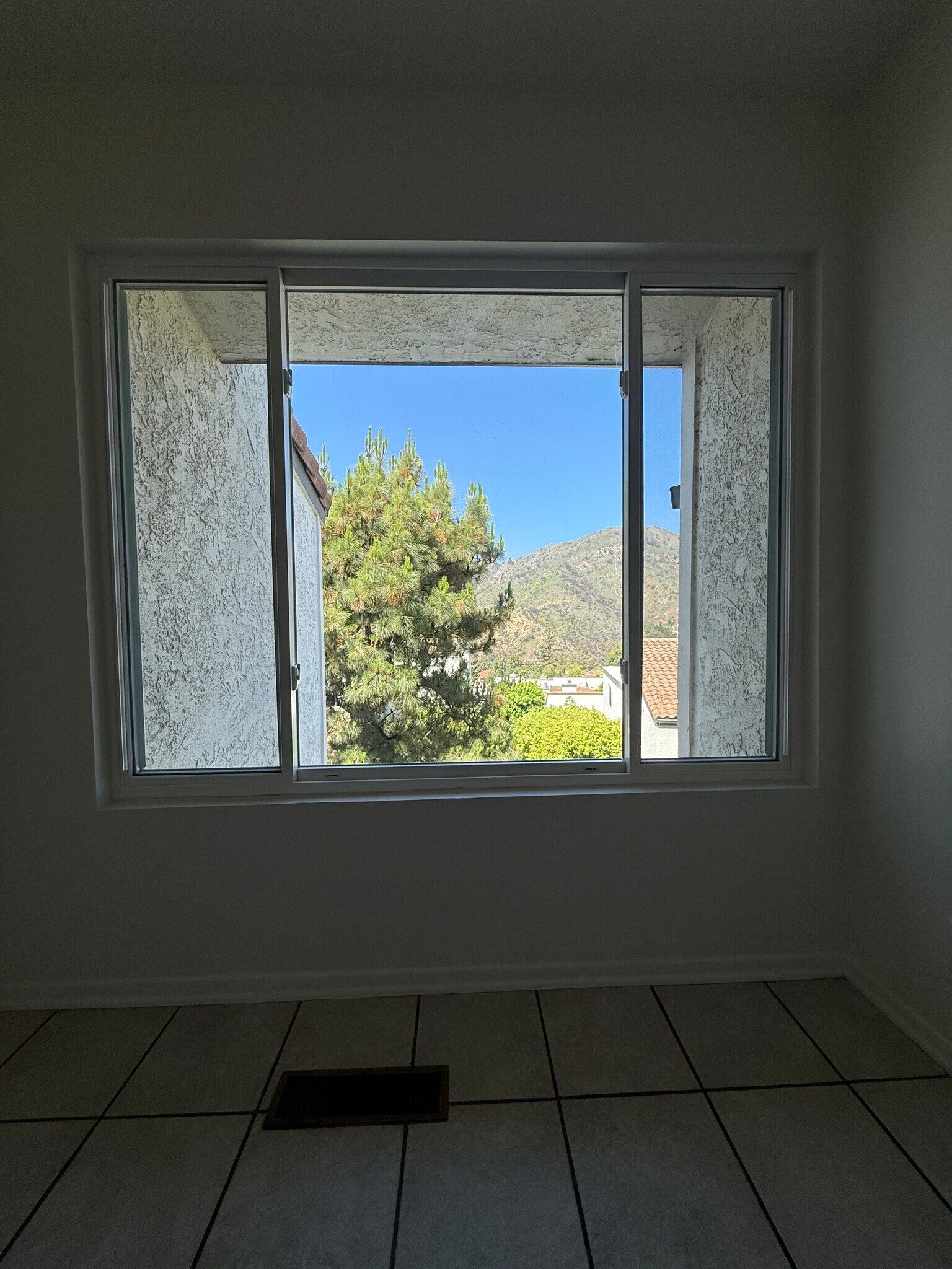 Building Photo - 1758 Palisades Dr