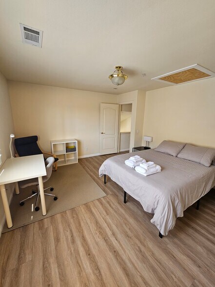 3rd Bedroom w/Private Full Bathroom - 199 N Lincoln Ave