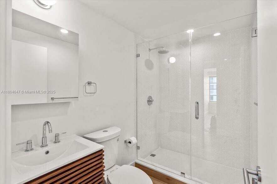 Building Photo - 1430 Brickell Bay Dr
