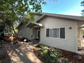 Building Photo - 883 St Andrews Dr
