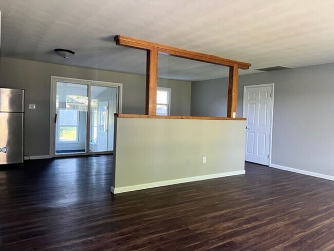Building Photo - Beautiful Southside Country Home with Large Yard
