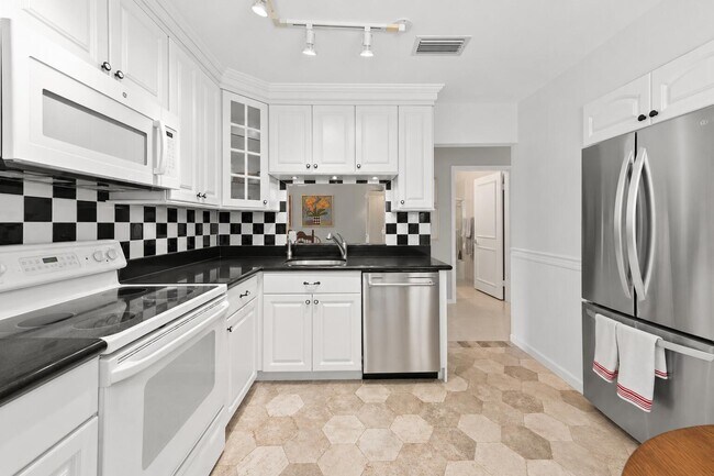 Building Photo - 15234 Lakes of Delray Blvd