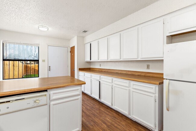 Building Photo - 1303 Conway Dr