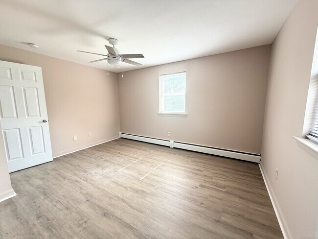 Building Photo - 10 Colonial Dr