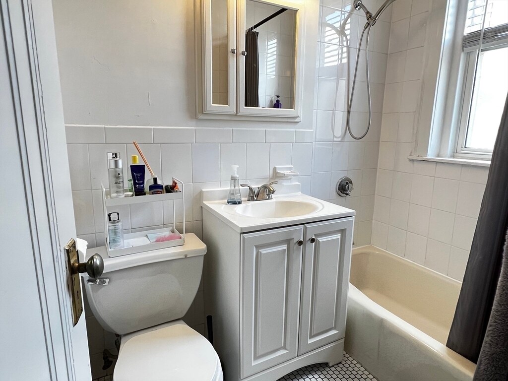 Building Photo - 10 Kinross Rd