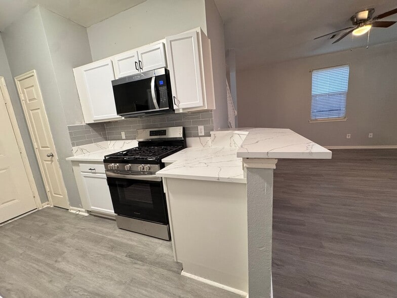 Building Photo - 6427 Waldron Dr