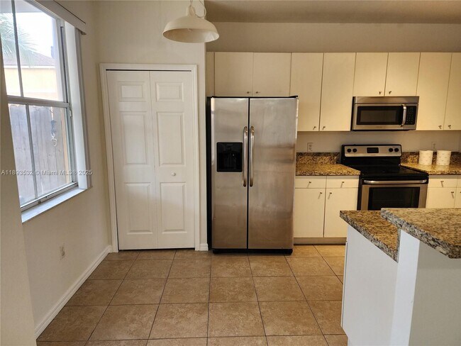 Building Photo - 10831 SW 240 Ln