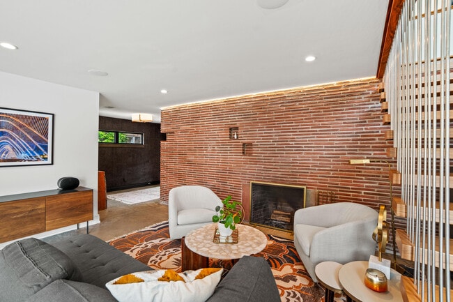 Building Photo - 5843 N Maitland Ct