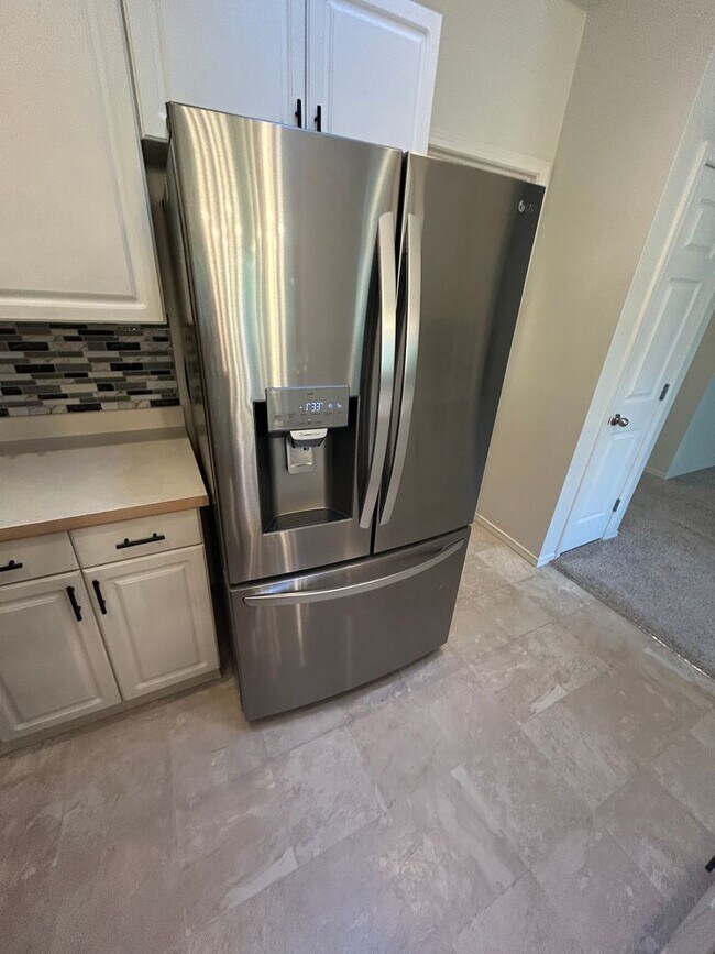 Building Photo - 3 Bed, 2 bath 3rd floor Condo w/garage in ...
