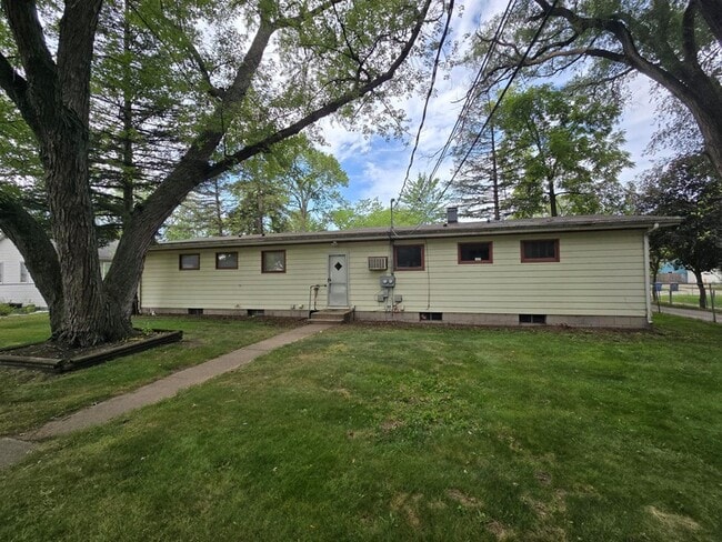 Building Photo - 721 N Carroll Ave