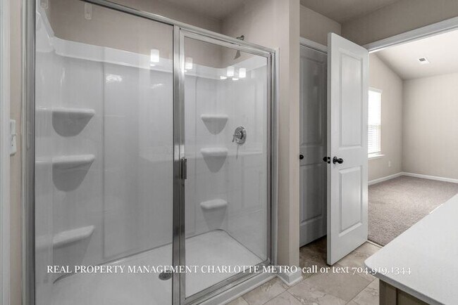 Building Photo - Stunning 4-bedroom, 2.5-bathroom home located in the vibrant city of Charlotte, NC.