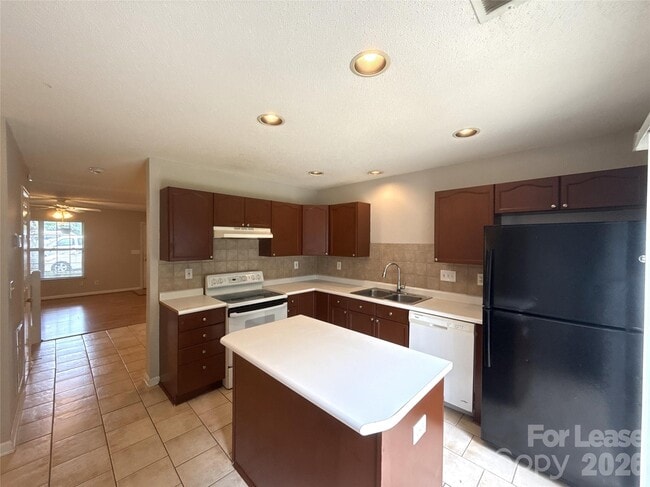 Building Photo - 747 Mountainwater Dr