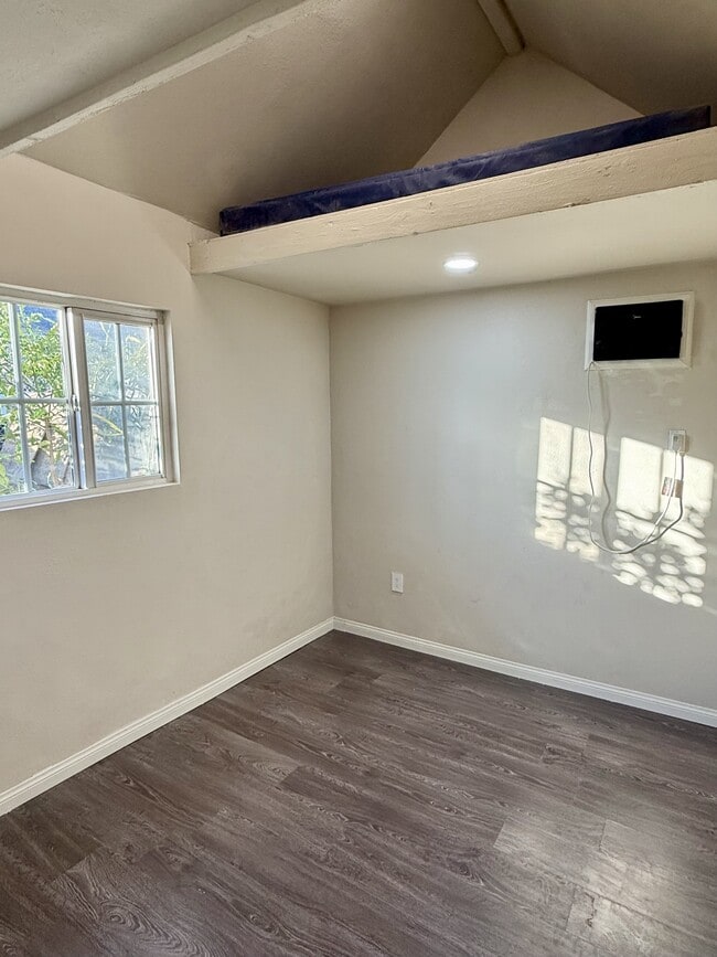Building Photo - 5795 Kenwood Pl