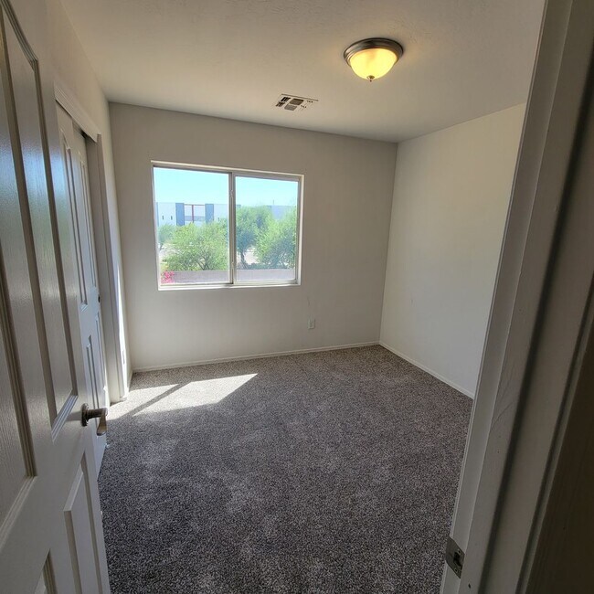 Building Photo - Bright 4Bdm 3Ba Goodyear home