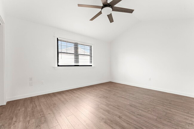 Building Photo - 706 Nora Ln