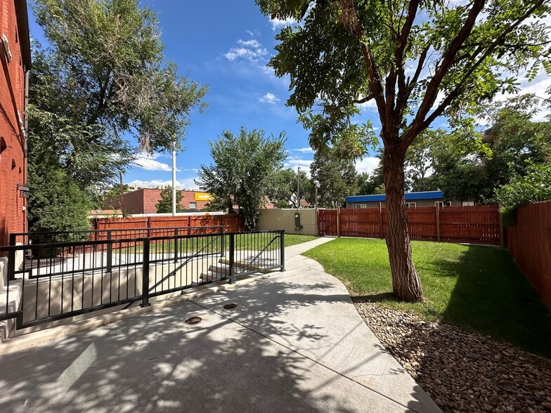 Building Photo - 204 W 5th Ave